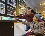李宗禮帶著101歲的母親參觀照片展。(林鴻儒提供)